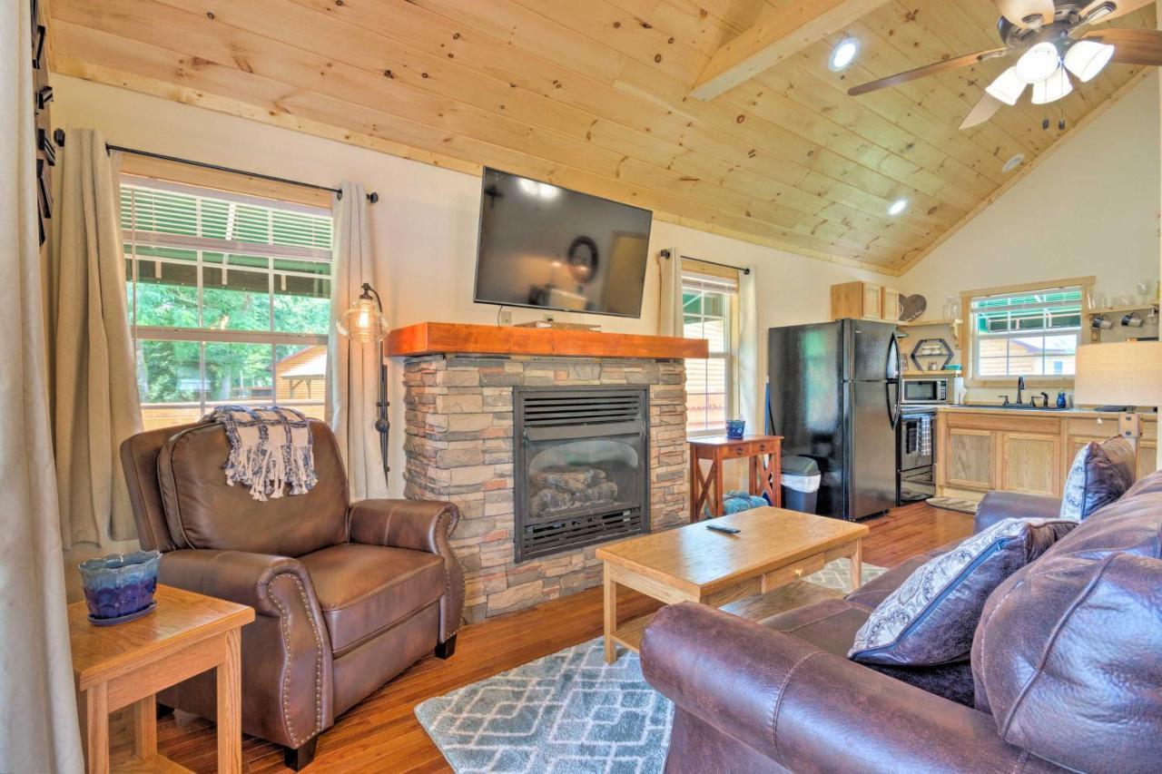 Cozy Riverfront Cabin With Private Deck And Hot Tub! Bryson City Exterior photo
