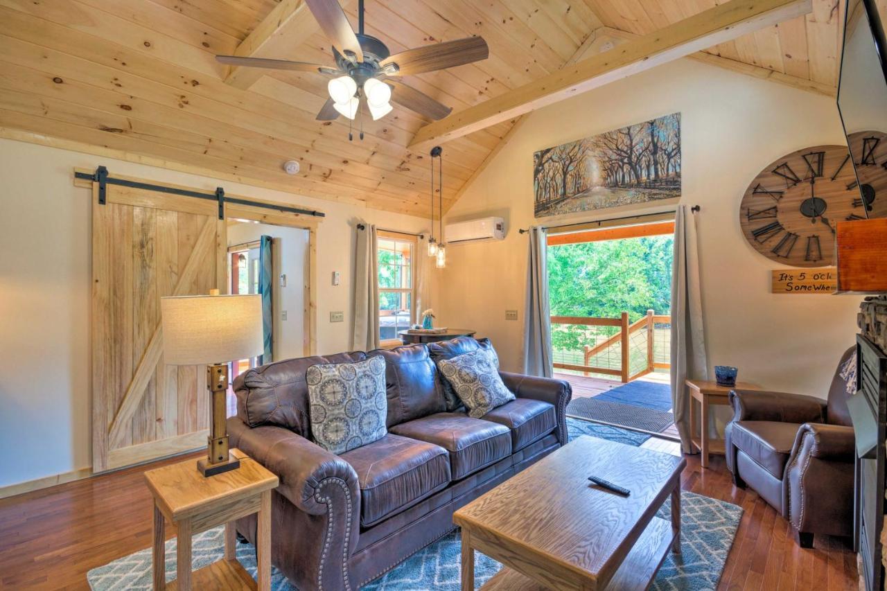 Cozy Riverfront Cabin With Private Deck And Hot Tub! Bryson City Exterior photo