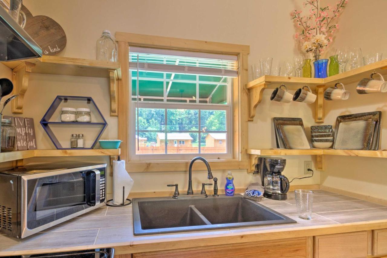 Cozy Riverfront Cabin With Private Deck And Hot Tub! Bryson City Exterior photo