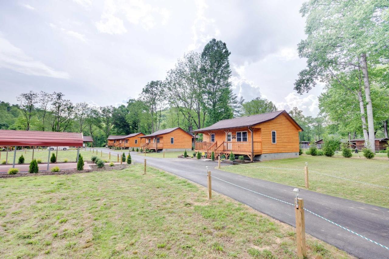 Cozy Riverfront Cabin With Private Deck And Hot Tub! Bryson City Exterior photo